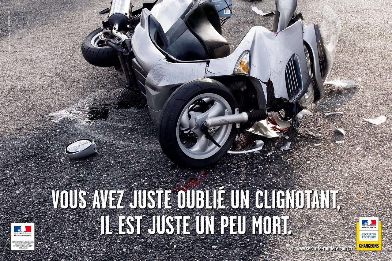 Sur l'image, un scooter en plan proche, accidenté. Sous la photo, le texte : “Vous avez juste oublié un clignotant, il est juste un peu mort.”