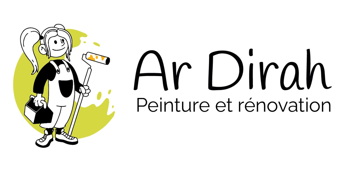 Logo Ar Dirah avec mascotte, un personnage souriant avec des couettes, une salopette, une caisse à outil dans la main droite, un rouleau à long manche dans la main gauche, sur un fond en demi-lune représentant des éclaboussures de peinture