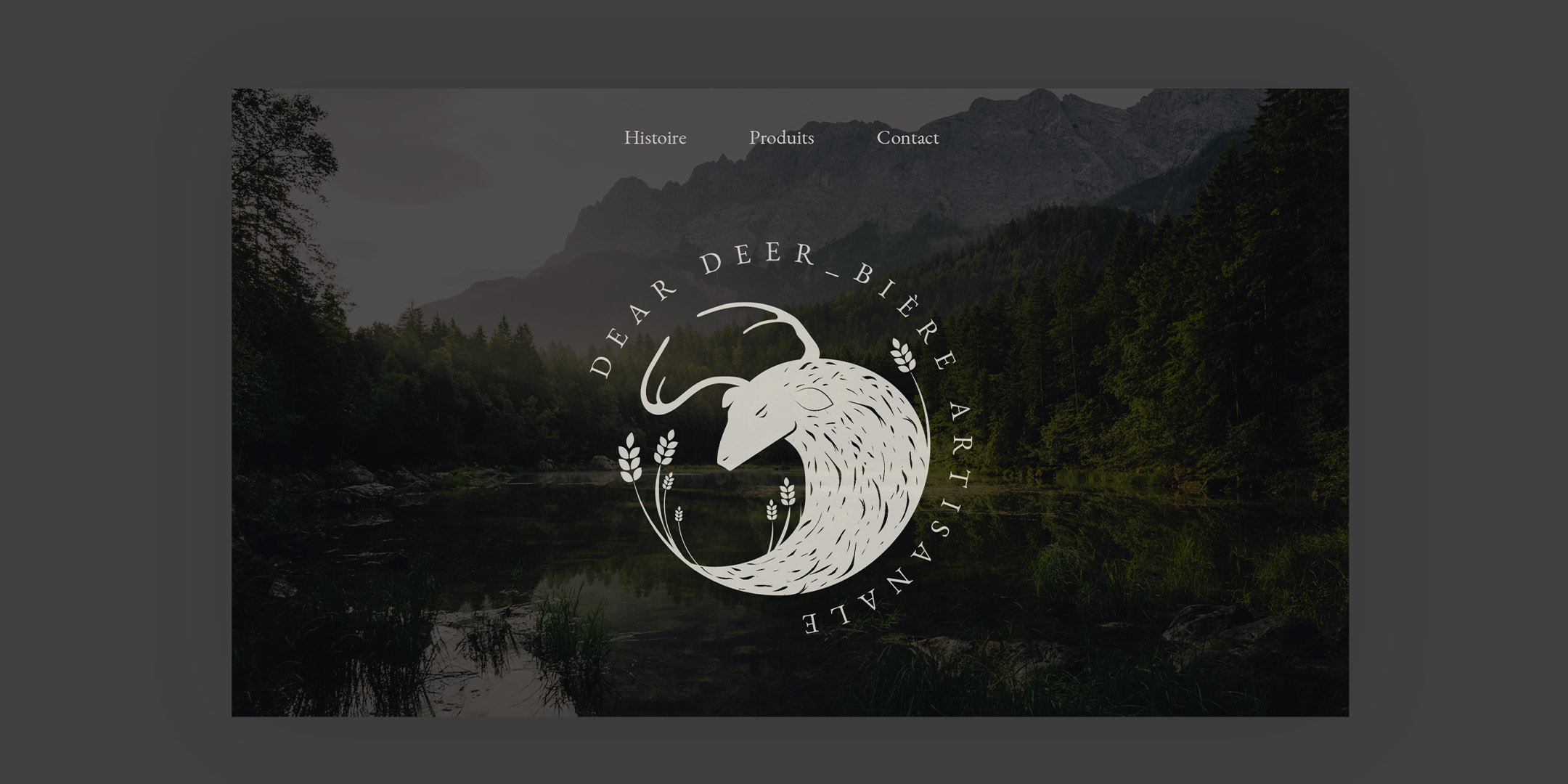 Maquette de la page d'accueil du site web Dear Deer, navigation blanche sobre, logo en plein centre de l'écran sur une photographie d'un lac de forêt entouré de montagne.