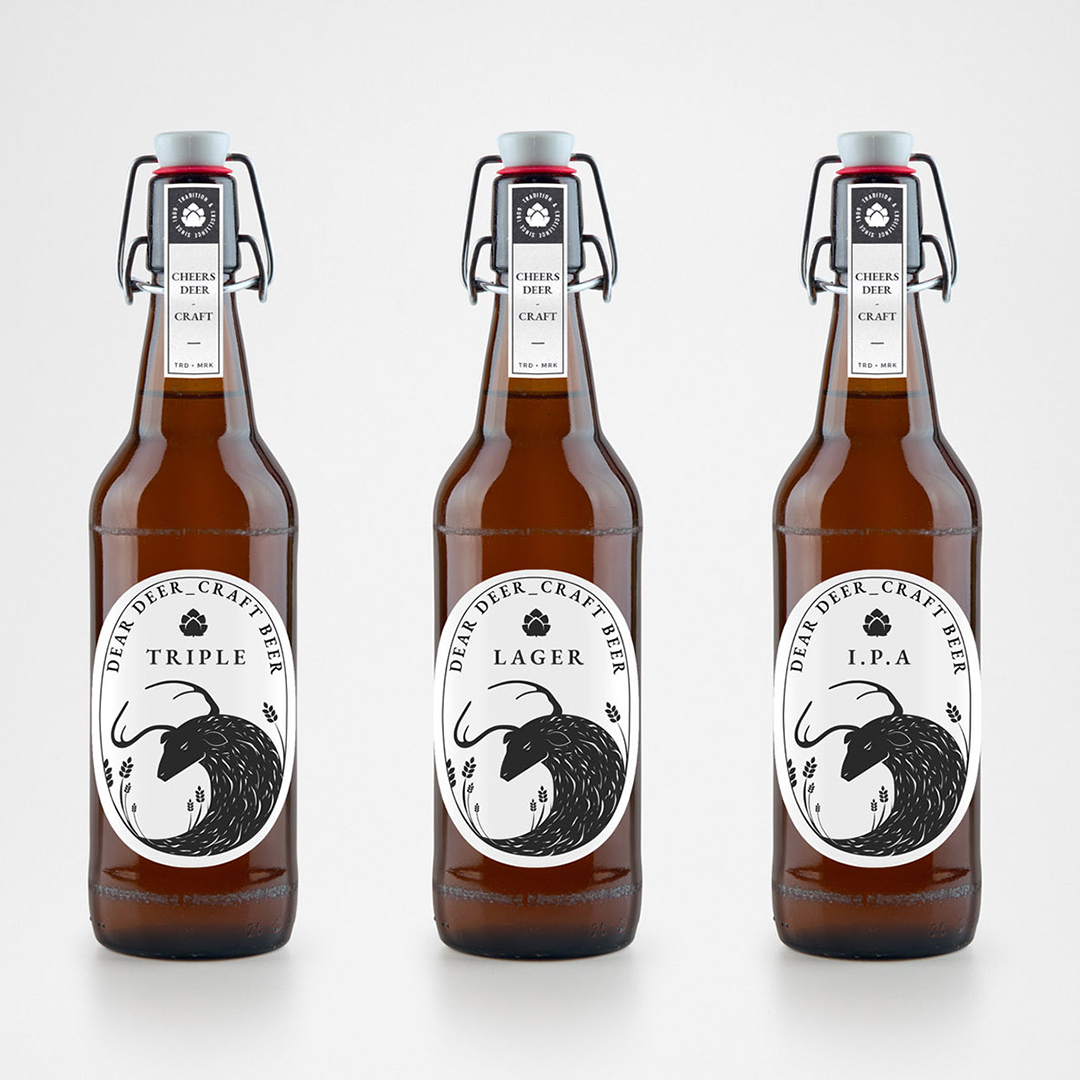 Photographie packshot des trois différentes bières brassées par Dear Deer : la triple, la lager et la I.P.A. Étiquette blanche avec illustration d'un cerf en houblon noir.