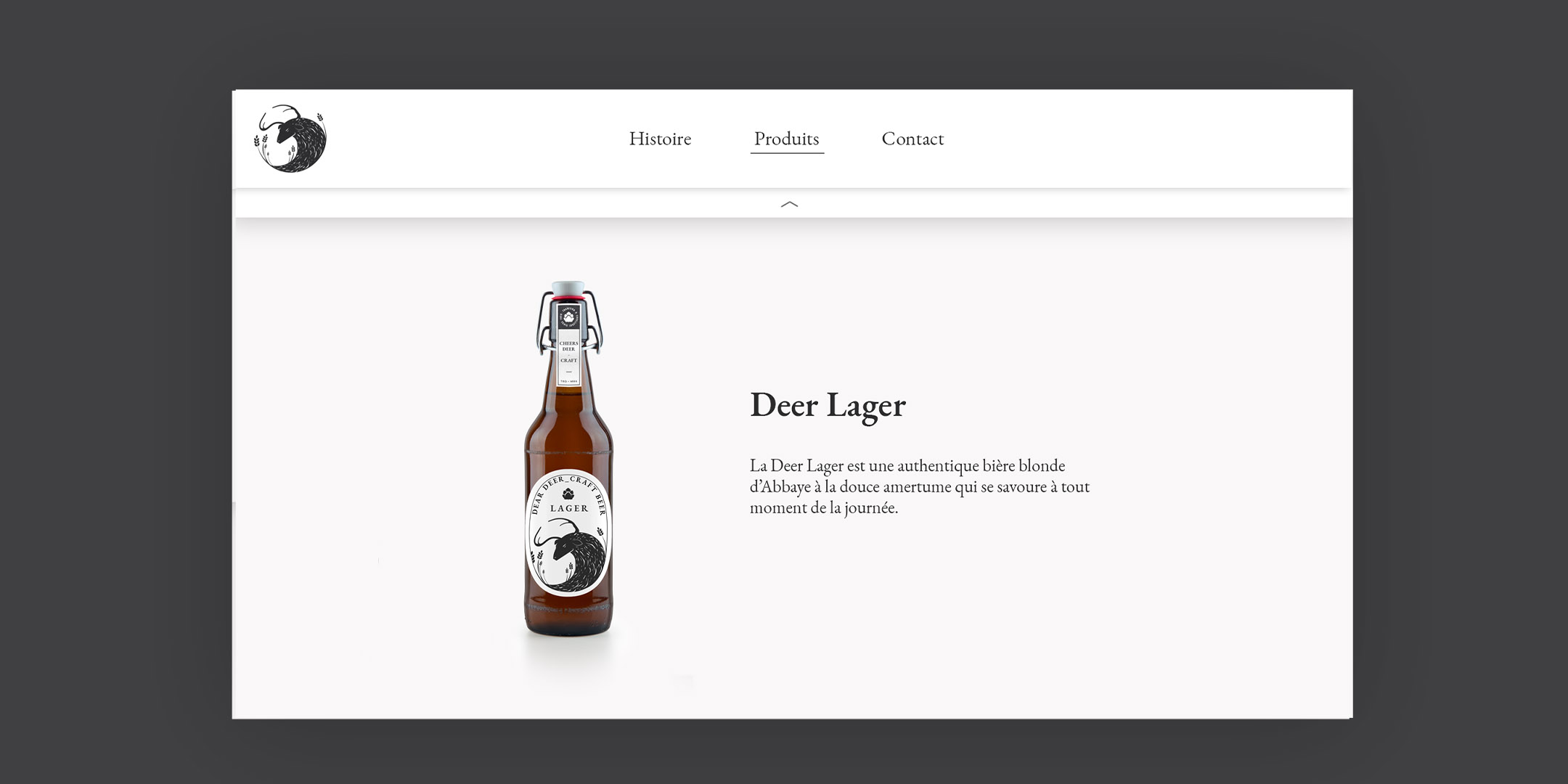 Maquette de la page d'une des bières de Dear Deer. La bouteille de bière lager sur fond blanc, avec sur sa droite le nom de la bière et une description de son goût.