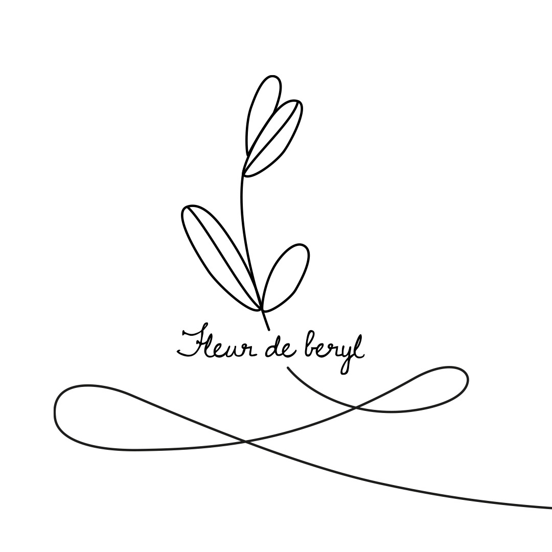 Logo de la marque Fleur de Beryl, combinaison du logo pictogramme représentant une fleur avec le nom de la marque écrit à la main. Le tout souligné d'une ligne délicate dessinant deux boucles, la première allant de la droite vers la gauche et la seconde de la gauche vers la droite.