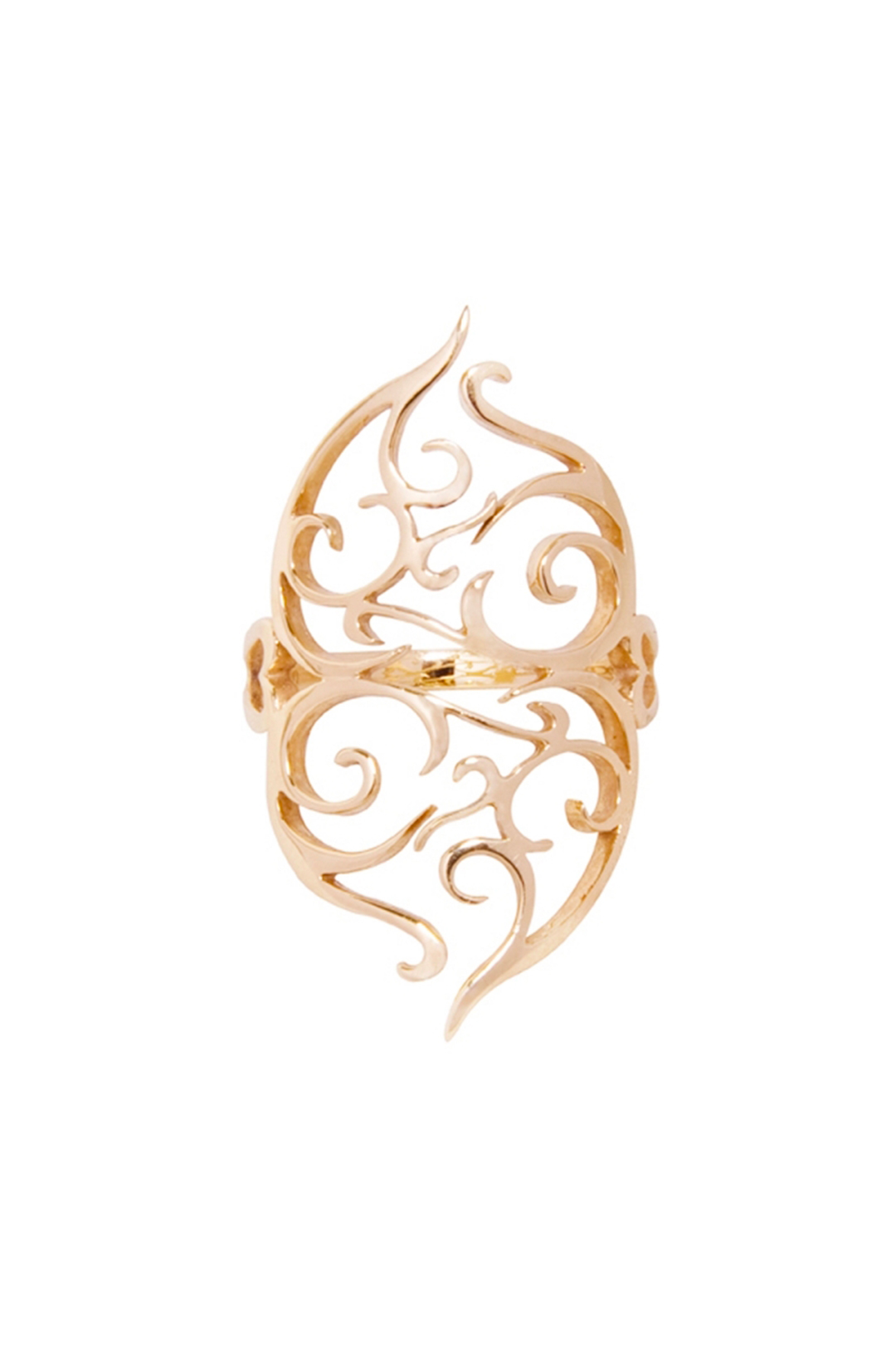 Photographie packshot sur fond blanc de la bague Reflection en or : elle est composée d'un anneau fin surmonté de deux cœurs collés l'un contre l'autre, formés par des arabesques.