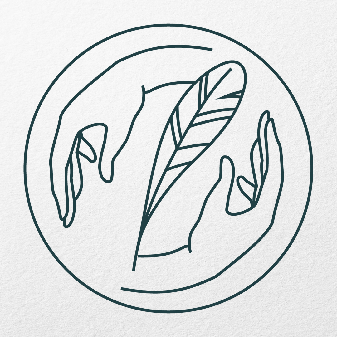 Logo de l'Institut Somsy. Il est constitué d'un cercle à l'intérieur duquel sont dessinées deux mains qui entourent une plume. Il est composé de lignes douces et arrondies, dans un style très épuré. Sur cette version, les lignes du logo sont en vert nordic sur fond transparent, le logo est imprimé sur un papier blanc texturé.
