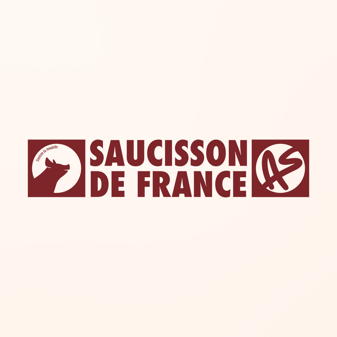 Association des logos Saucisson de France et Associsson, couleur rouge bordeaux sur fond rose très pâle.