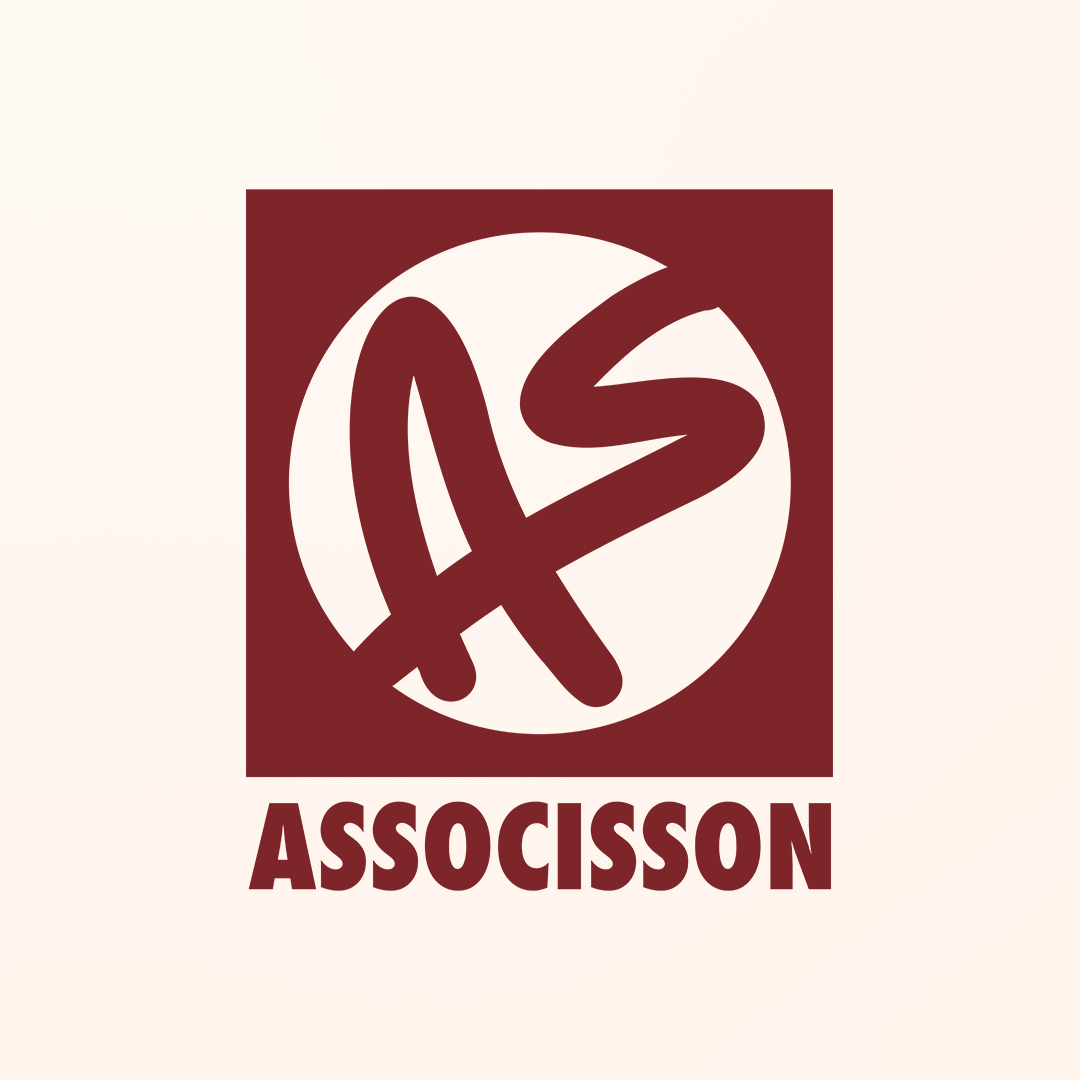 Logo d'Associsson, intégré sur une enseigne carrée fixée sur une façade. Le logo est en blanc, gravé sur fond bordeaux.