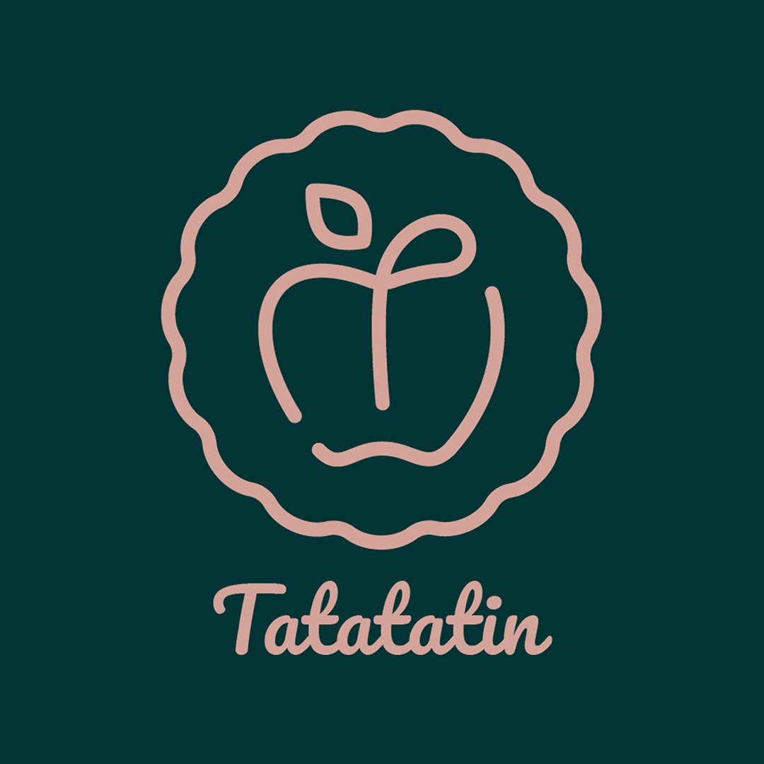 Logo du restaurant Tatatatin : il s'agit d'un logo circulaire en forme de plat à tarte en ligne claire de couleur vieux rose sur fond vert canard. À l'intérieur du cercle une pomme dont le dessus se transforme en T pour former l'initiale de Tatatatin. En dessous du cercle le mot Tatatatin est écrit en typographie manuscrite.