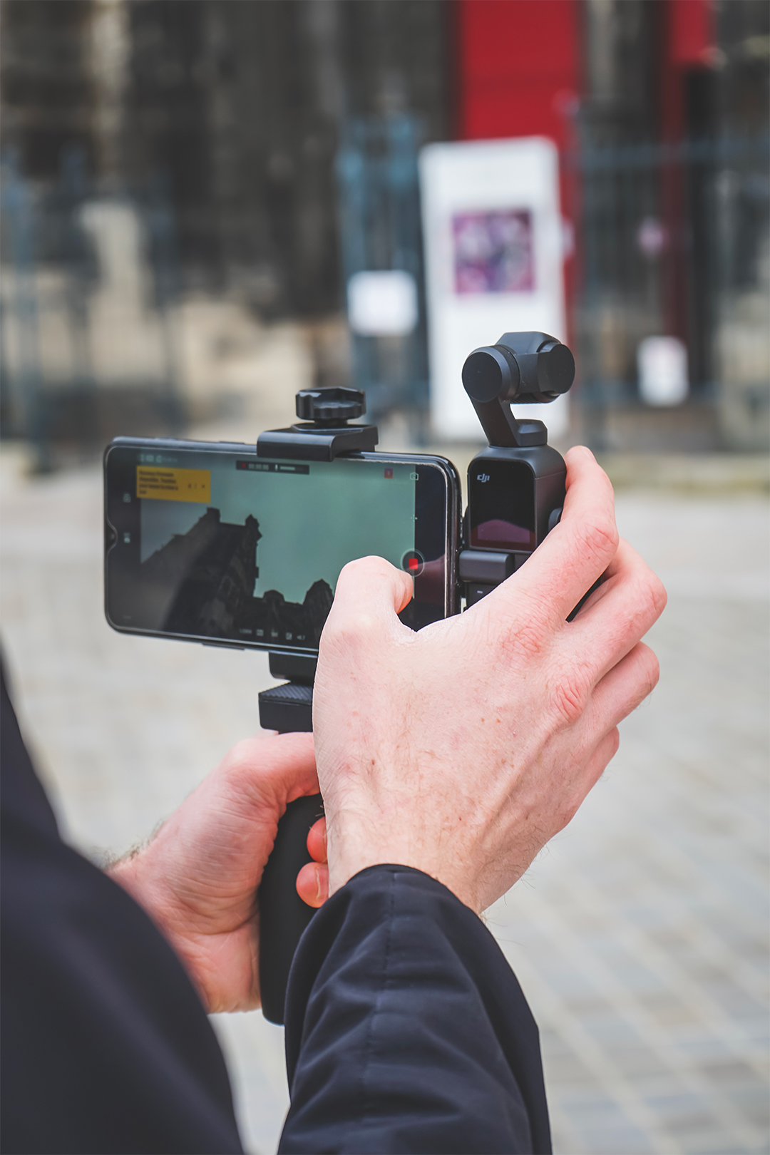 Photographie mettant en évidence notre matériel vidéo en utilisation devant la cathédrale de Troyes. Ici un Osmo Pocket.